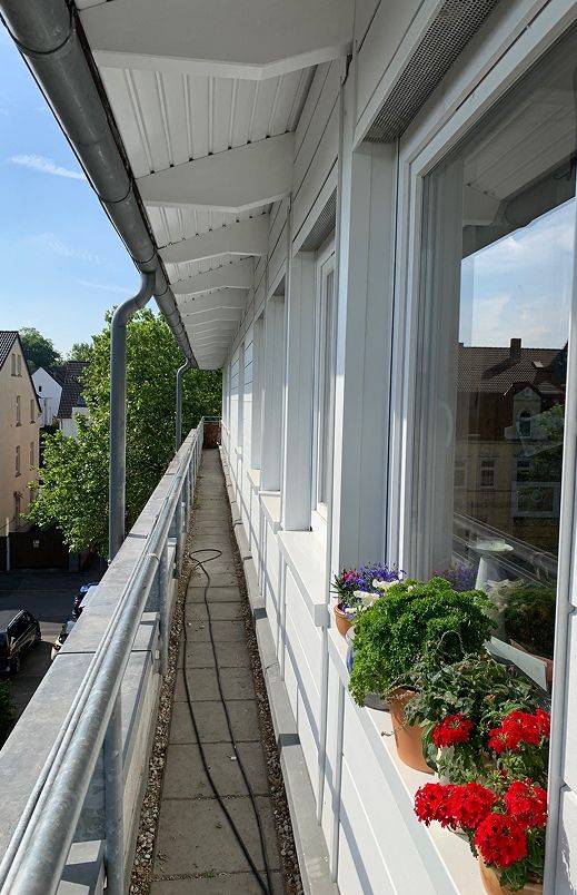 Weiße Fassade Terrasse